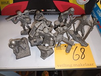 Lot 68 - miniatuur figuren in tin. 8 stuks - afbeelding 1 van  7
