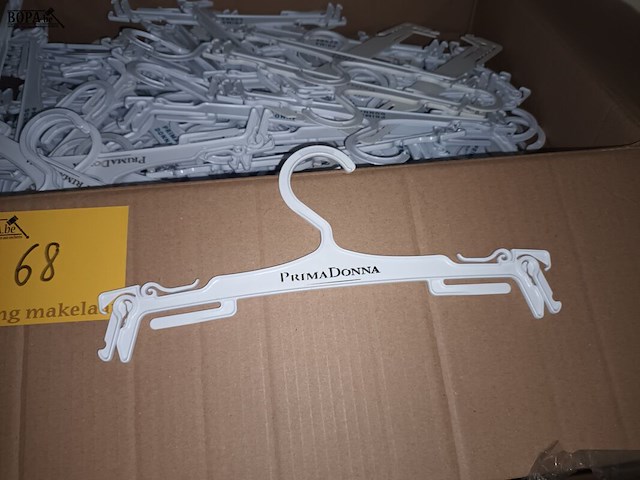 Lot 68 - plastieken kleerhangers. 2 dozen - afbeelding 1 van  4