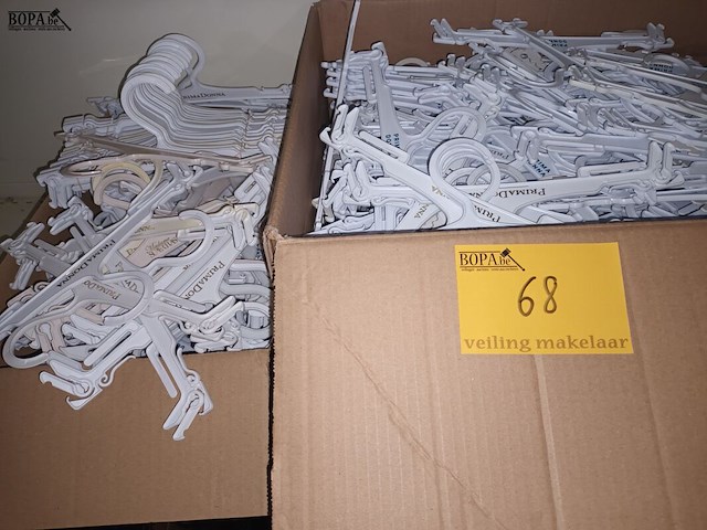 Lot 68 - plastieken kleerhangers. 2 dozen - afbeelding 2 van  4