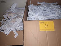 Lot 68 - plastieken kleerhangers. 2 dozen - afbeelding 2 van  4