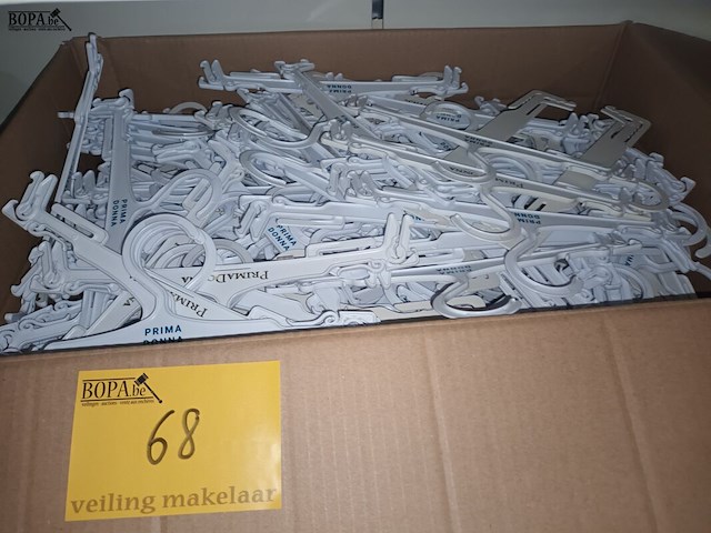 Lot 68 - plastieken kleerhangers. 2 dozen - afbeelding 3 van  4
