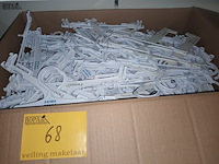 Lot 68 - plastieken kleerhangers. 2 dozen - afbeelding 3 van  4