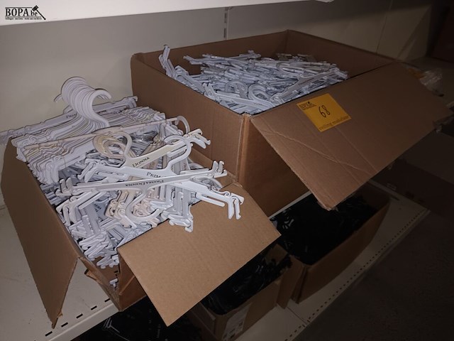 Lot 68 - plastieken kleerhangers. 2 dozen - afbeelding 4 van  4