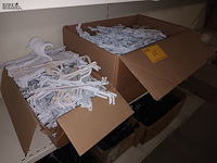 Lot 68 - plastieken kleerhangers. 2 dozen - afbeelding 4 van  4