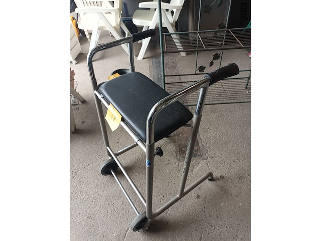 Lot 68 - rollator - afbeelding 2 van  3