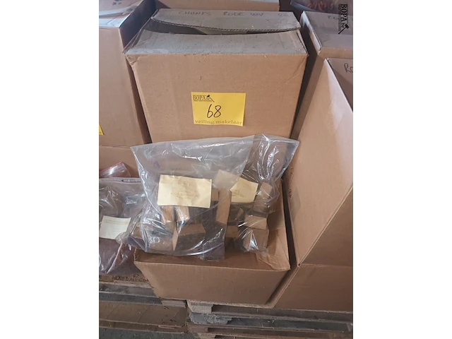 Lot 68 - rookhout chunks rode wijnvaten 1 kg. 16 stuks - afbeelding 1 van  2