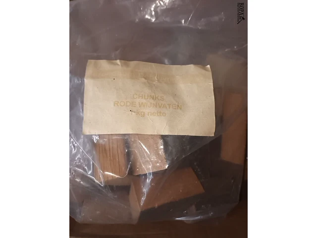 Lot 68 - rookhout chunks rode wijnvaten 1 kg. 16 stuks - afbeelding 2 van  2