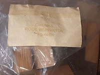 Lot 68 - rookhout chunks rode wijnvaten 1 kg. 16 stuks - afbeelding 2 van  2