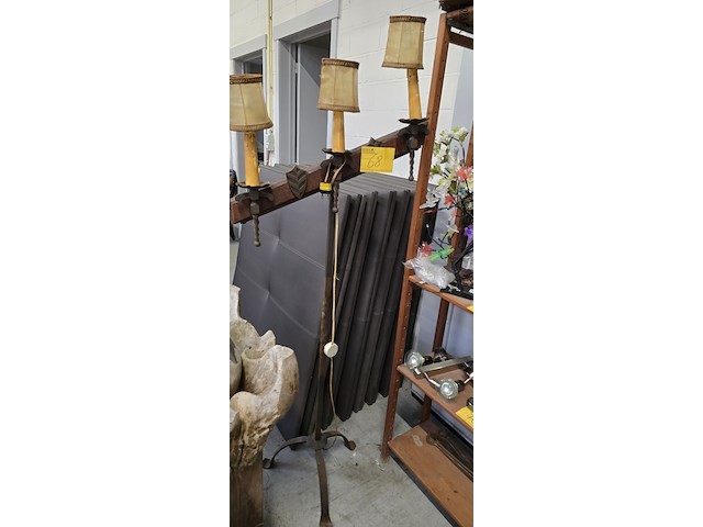 Lot 68 - staanlamp in smeedijzer en hout h 173 cm - afbeelding 1 van  3