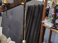 Lot 68 - staanlamp in smeedijzer en hout h 173 cm - afbeelding 1 van  3