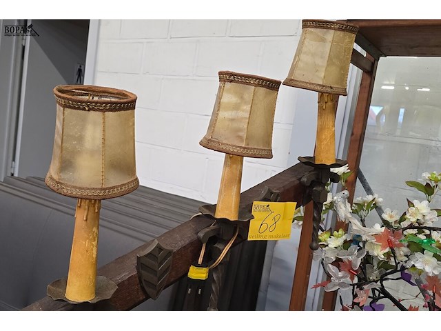 Lot 68 - staanlamp in smeedijzer en hout h 173 cm - afbeelding 2 van  3