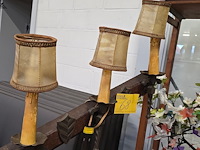 Lot 68 - staanlamp in smeedijzer en hout h 173 cm - afbeelding 2 van  3