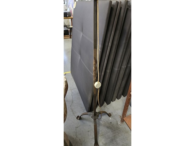 Lot 68 - staanlamp in smeedijzer en hout h 173 cm - afbeelding 3 van  3