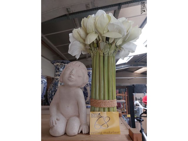 Lot 68 - stenen beeld kindje get & kunststof bloemen - afbeelding 1 van  5