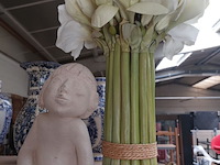 Lot 68 - stenen beeld kindje get & kunststof bloemen - afbeelding 1 van  5