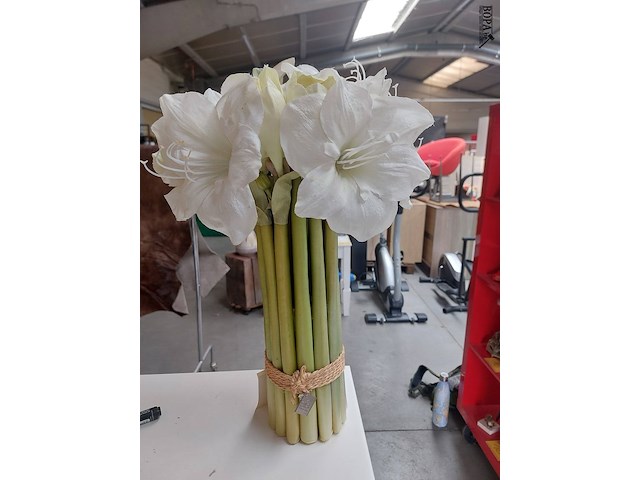 Lot 68 - stenen beeld kindje get & kunststof bloemen - afbeelding 2 van  5