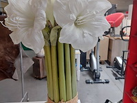 Lot 68 - stenen beeld kindje get & kunststof bloemen - afbeelding 2 van  5