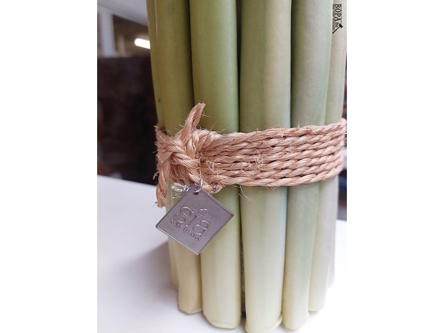 Lot 68 - stenen beeld kindje get & kunststof bloemen - afbeelding 3 van  5