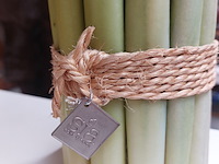 Lot 68 - stenen beeld kindje get & kunststof bloemen - afbeelding 3 van  5