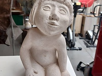 Lot 68 - stenen beeld kindje get & kunststof bloemen - afbeelding 4 van  5