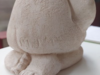 Lot 68 - stenen beeld kindje get & kunststof bloemen - afbeelding 5 van  5