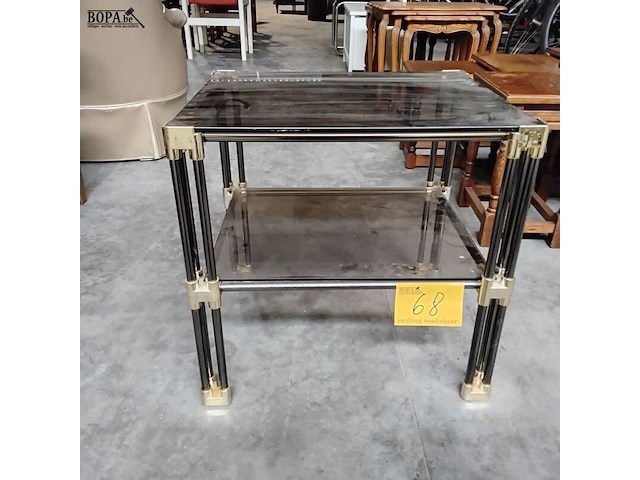 Lot 68 - vintage bijzettafel '80 - rookglas en messing - afbeelding 1 van  1