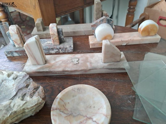Lot 68 - vintage marmeren decoratie: asbakken, fotohoudersen inclusie - afbeelding 3 van  4