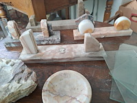 Lot 68 - vintage marmeren decoratie: asbakken, fotohoudersen inclusie - afbeelding 3 van  4