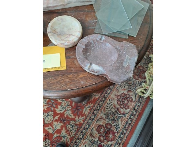 Lot 68 - vintage marmeren decoratie: asbakken, fotohoudersen inclusie - afbeelding 4 van  4