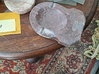 Lot 68 - vintage marmeren decoratie: asbakken, fotohoudersen inclusie - afbeelding 4 van  4
