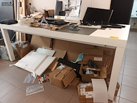 Lot 68 - werktafel met kabeldoorvoer - afbeelding 1 van  3