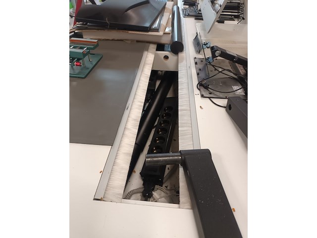 Lot 68 - werktafel met kabeldoorvoer - afbeelding 3 van  3