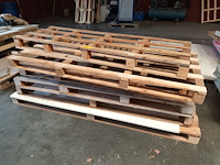 Lot 680 - houten palletten - afbeelding 1 van  3
