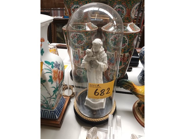 Lot 682 - globe met heiligenbeeld - afbeelding 1 van  4