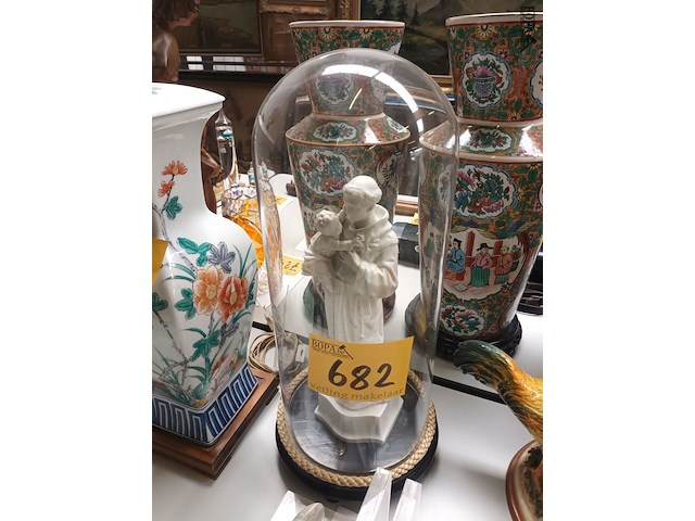 Lot 682 - globe met heiligenbeeld - afbeelding 2 van  4