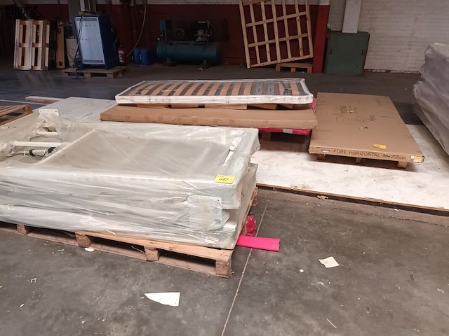 Lot 682 - lattenbodems en bedframes. 8 stuks - afbeelding 1 van  5