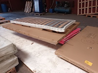 Lot 682 - lattenbodems en bedframes. 8 stuks - afbeelding 3 van  5