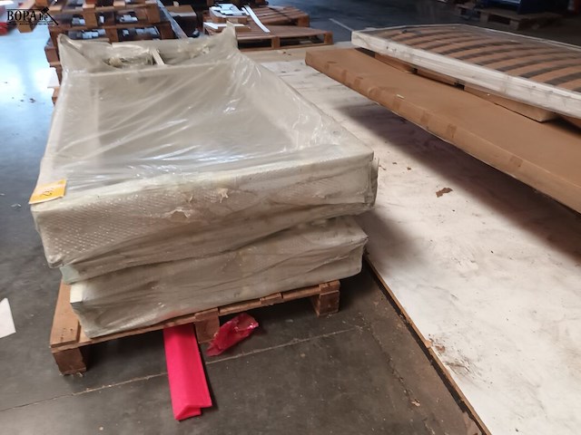 Lot 682 - lattenbodems en bedframes. 8 stuks - afbeelding 4 van  5
