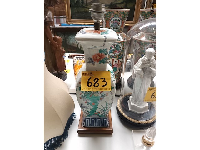 Lot 683 - chinese lampedaire met lampenkap - afbeelding 1 van  4