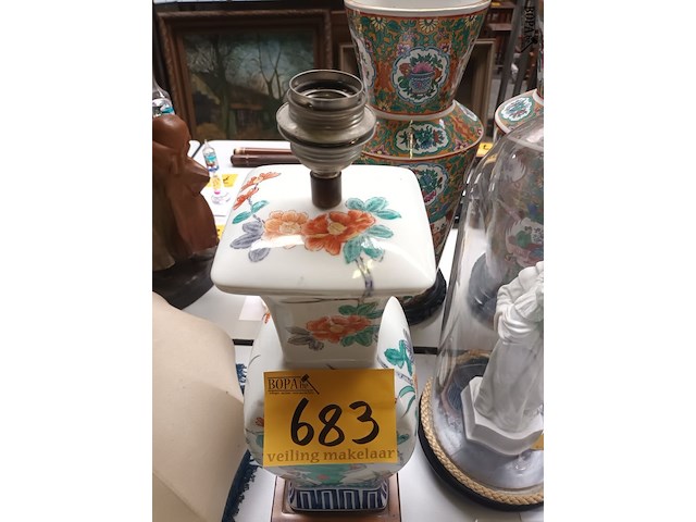 Lot 683 - chinese lampedaire met lampenkap - afbeelding 2 van  4