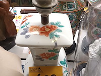 Lot 683 - chinese lampedaire met lampenkap - afbeelding 2 van  4