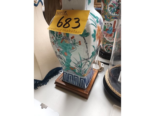 Lot 683 - chinese lampedaire met lampenkap - afbeelding 3 van  4