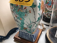 Lot 683 - chinese lampedaire met lampenkap - afbeelding 3 van  4