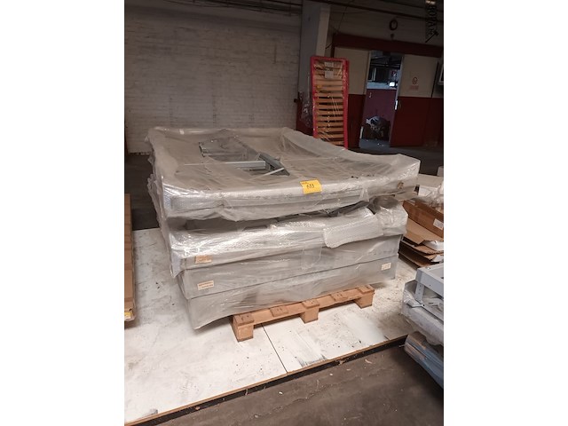 Lot 683 - metalen bedframes. 4 stuks - afbeelding 1 van  3