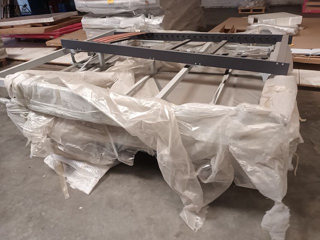 Lot 684 - metalen bedframes. 5 stuks - afbeelding 3 van  3