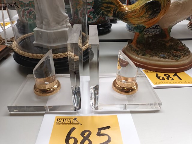 Lot 685 - boekensteunen in plexi glas - afbeelding 2 van  3