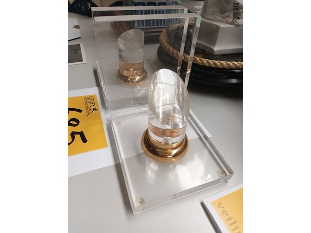 Lot 685 - boekensteunen in plexi glas - afbeelding 3 van  3