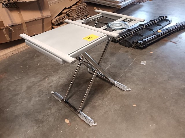 Lot 686 - chromé onderstel voor tafel - afbeelding 2 van  2