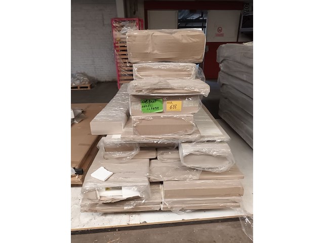 Lot 688 - onderdelen voor een meubel - afbeelding 1 van  2