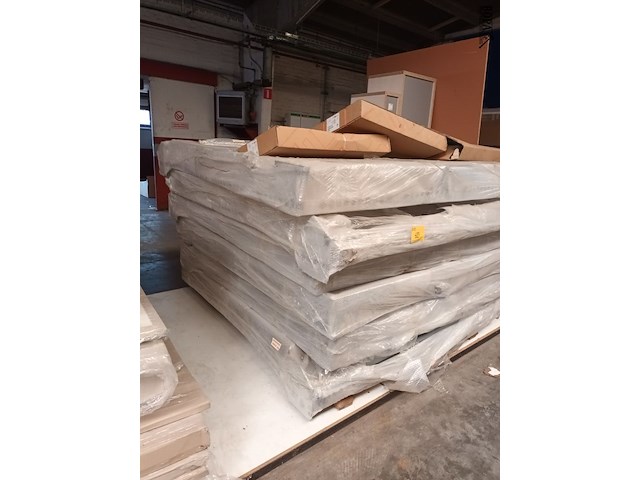 Lot 689 - bedframes. 6 stuks - afbeelding 2 van  3